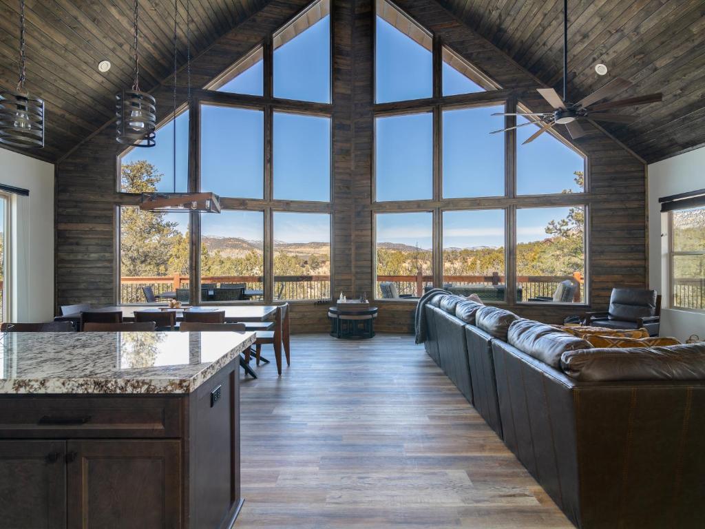 Stargazer: Air Hockey, Foosball and Hot Tub Near Zion