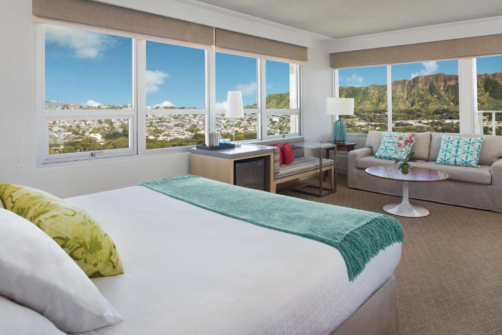 Honolulu Queen Kapiolani Hotel room