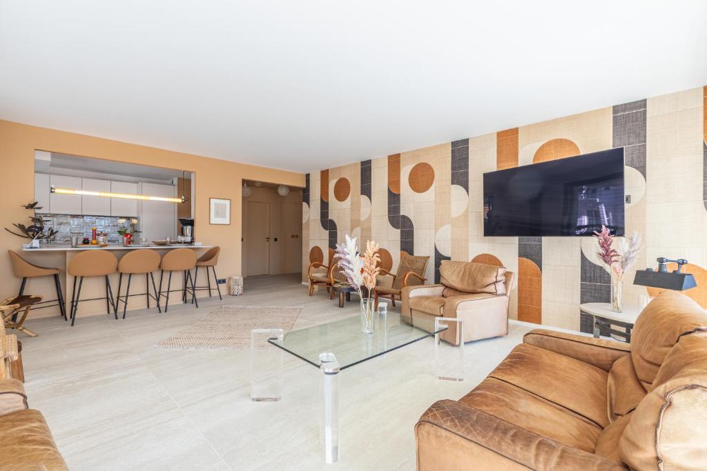 LB Vacation Rentals I A short Stroll to Palais, Beach, Terrace & Seaview - 2