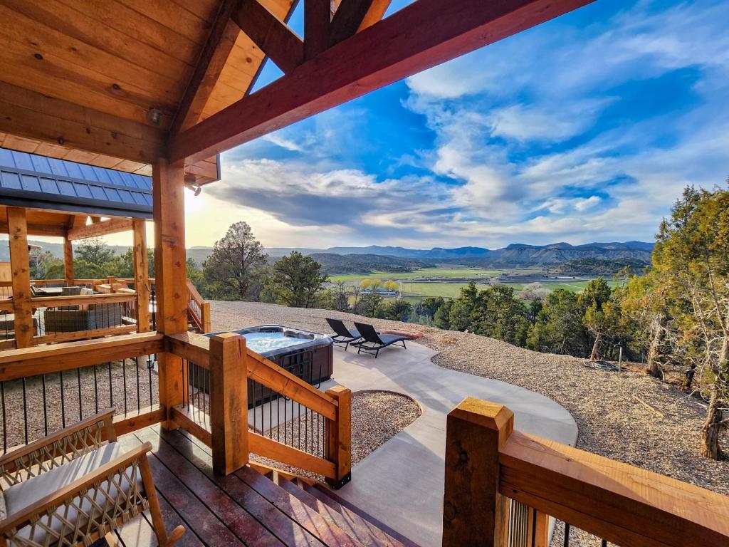 Juniper Mountain Retreat- Hot tub, Views, Between Zion and Bryce