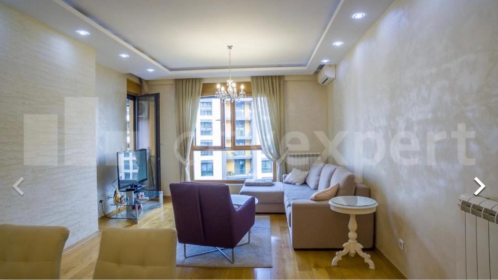 Central Garden modern 1 bedroom condominium complex - 1