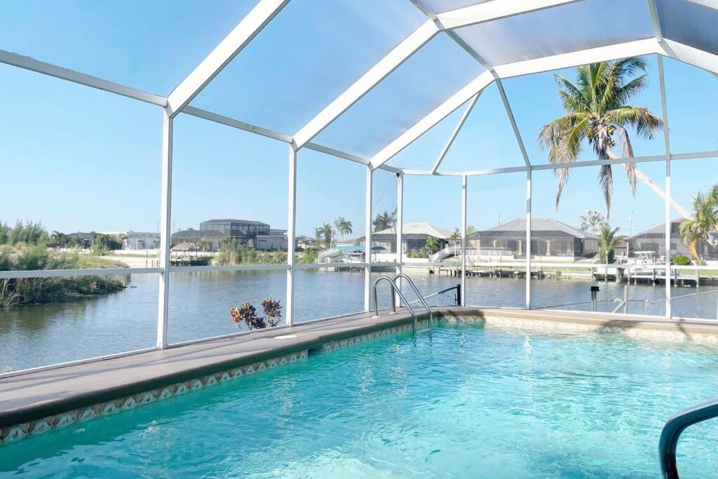 Relax with nature in our Waterfront 4 bedroom -HEATED POOL HOME-KING BED, Cape Coral