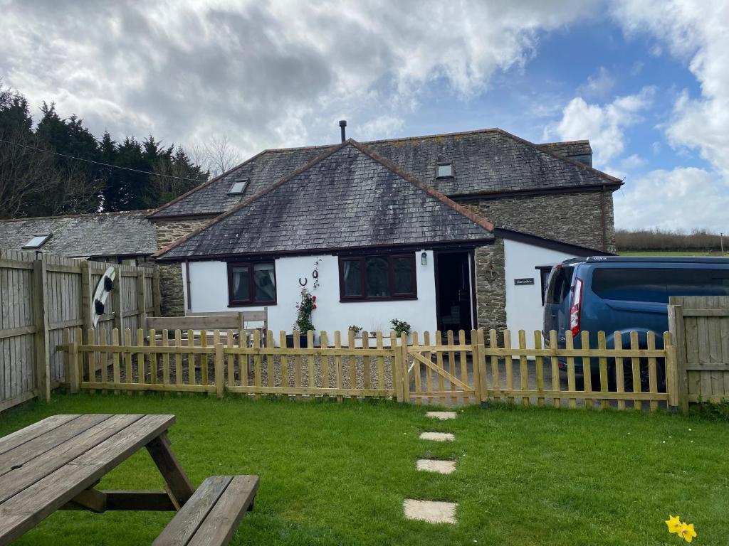 Horseshoe Cottage, Looe - pet-friendly stay