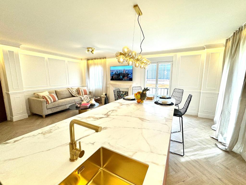 Luxury Cathedral Views in Seville, Sevilla