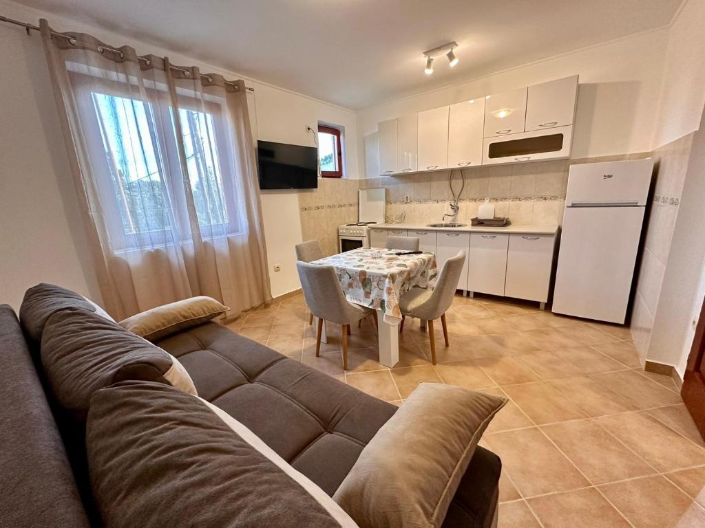 Bijela Apartment, Bijela