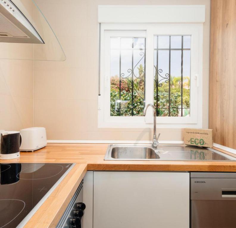 Corner Penthouse Sleeps 4 with Parking - 2
