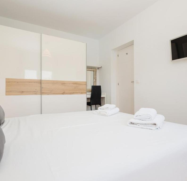 Corner Penthouse Sleeps 4 with Parking - 4