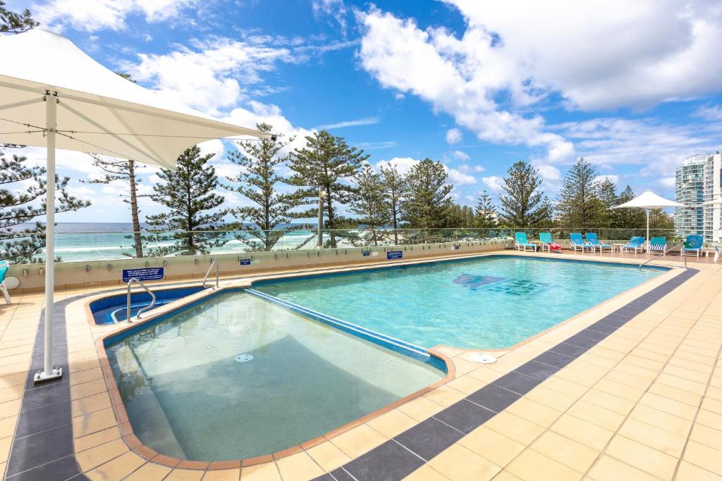 Beachfront 2-Bed with Pool, BBQ & Tennis Court, Gold Coast