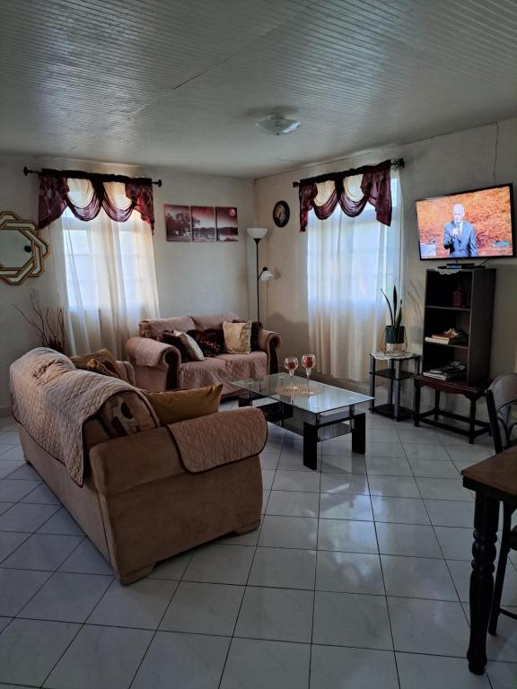 So-neez Top floor apt, Christchurch