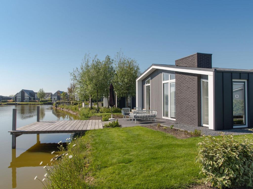 Chalet in Zeeland with Sauna by the Water, Wemeldinge