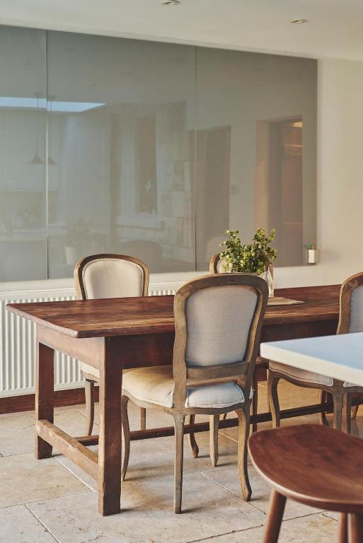 Large Stylish Luxury Cotswold Cottage - ideal for families, w/ EV charging photo 6