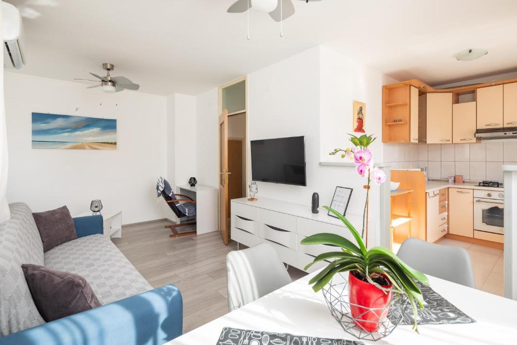 West Side Apartment, Omiš