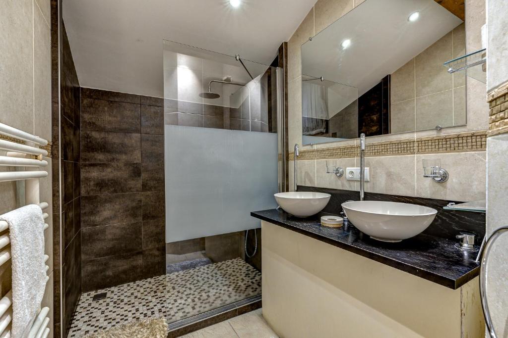 Chalet Serena - luxury 7 Bedroom Chalet, Pool & Spa - 5