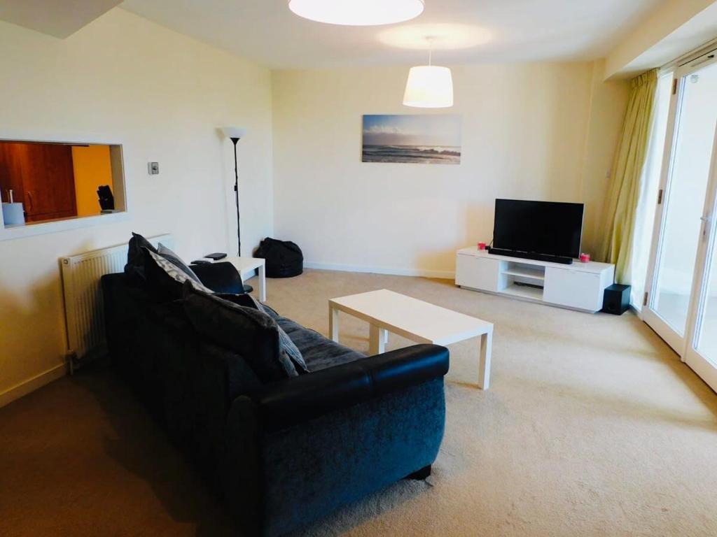 No 2 - Modern 2 Bed Apartment Close to Gla Airport & M8, Paisley