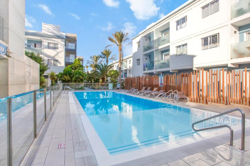 Paradise Sun - Stylish 1BR Apartment with Pool, Terrace & Rooftop Bar, 100 m from Corralejo Beach - 2