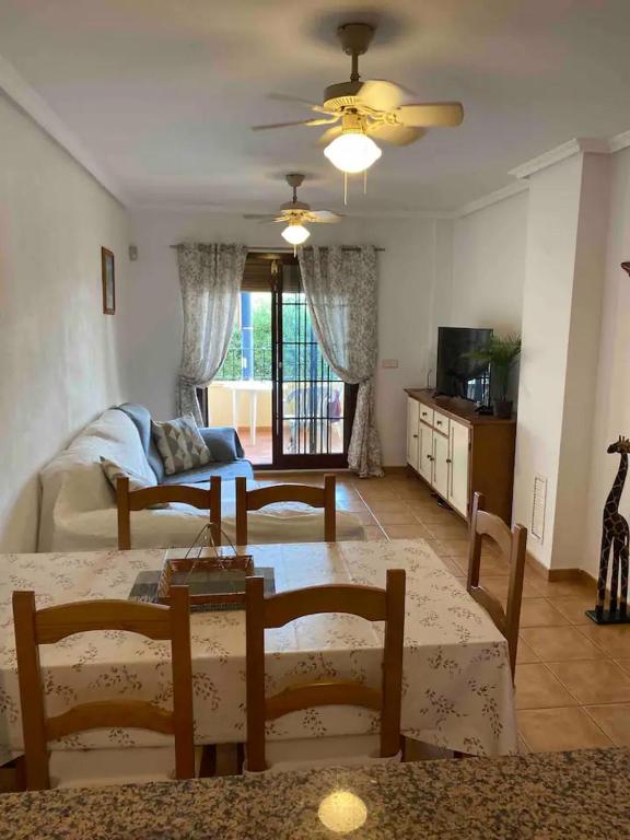 Sleeps up to 6 shared pool parking with Aircon, Roda