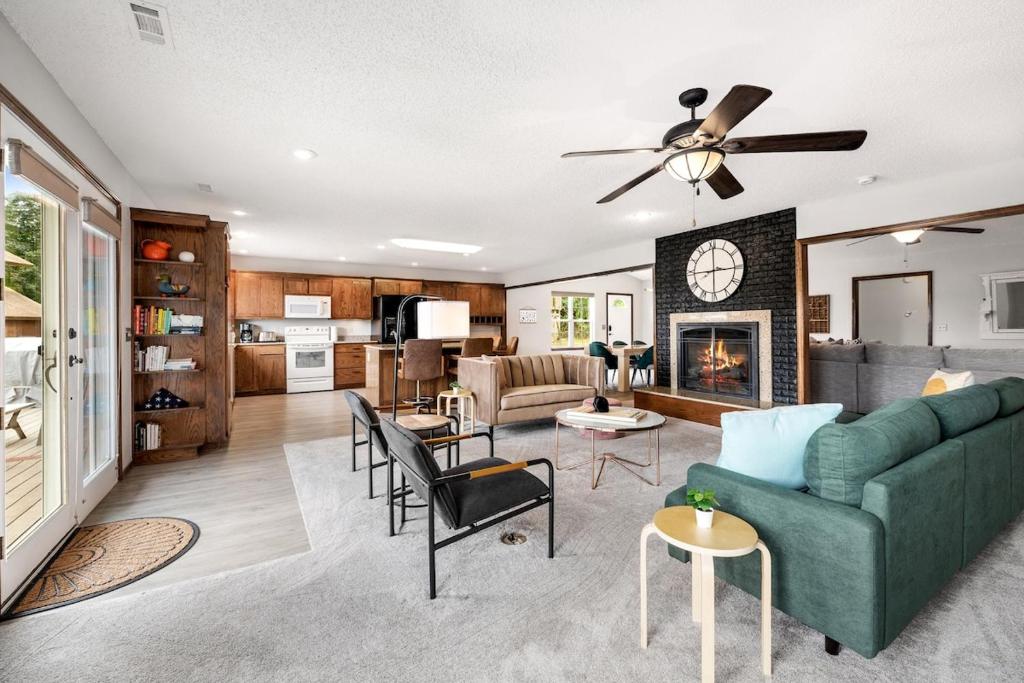 Hillside Hideaway - Lake Access - Hot Tub, Rogers