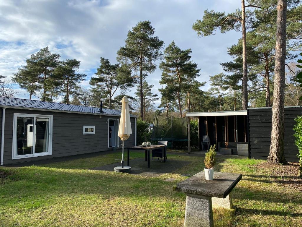 Chalet de Bosrand 404, unieke rustige plek met veel privacy aan de bosrand van vakantiepark op de Veluwe, Beekbergen