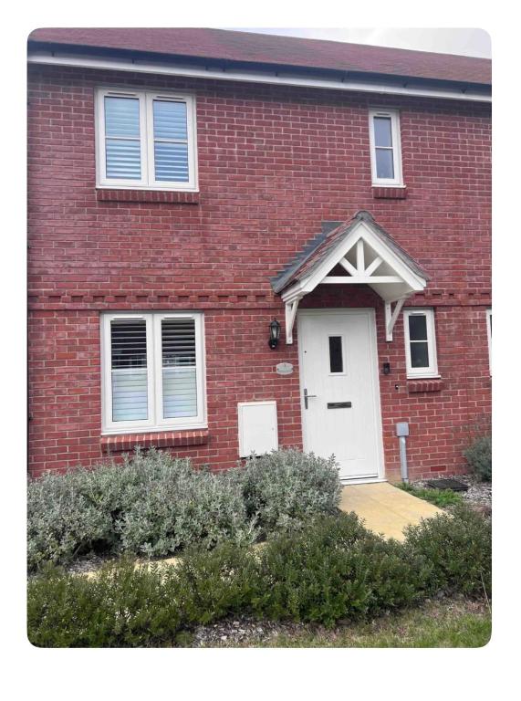 Modern Comfortable House on quiet development, Horley