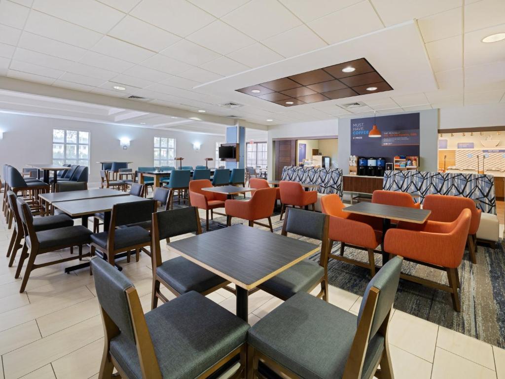 Food and beverages, Holiday Inn Express Hotel & Suites Ft. Lauderdale-Plantation By IHG in Fort Lauderdale (FL)