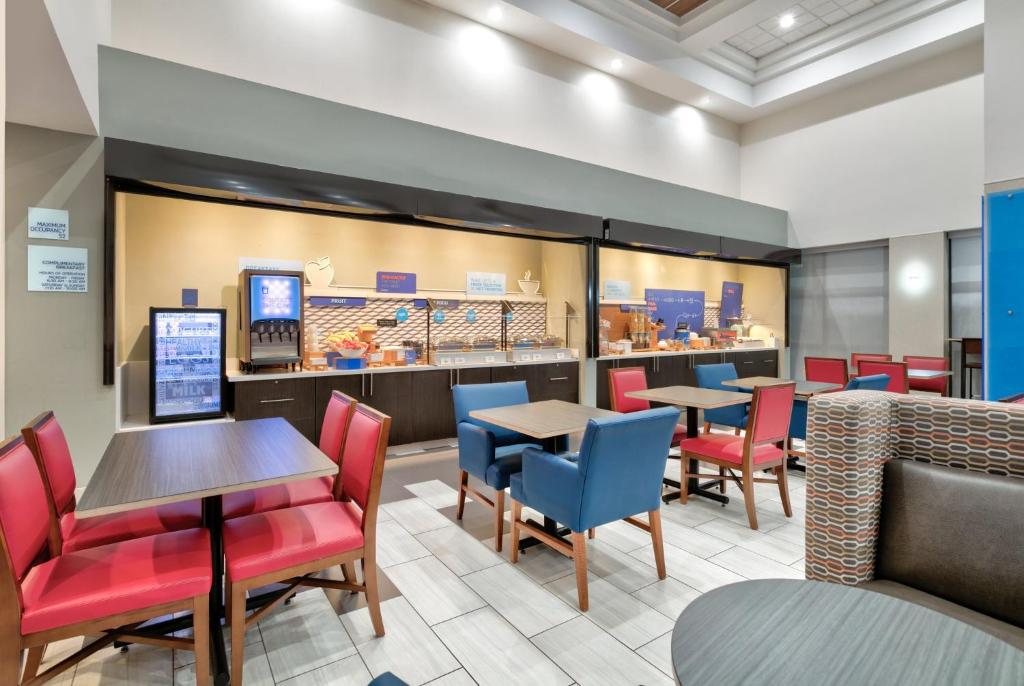 ホリデイ イン エクスプレス ホテル ＆ スイーツ ダラス フォート ワース エアポート サウス バイ IHG (Holiday Inn Express Hotel & Suites Dallas Fort Worth Airport South By IHG) お料理のイメージ