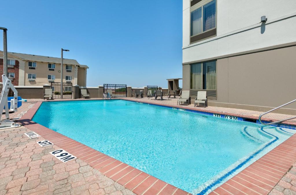 ホリデイ イン エクスプレス ホテル ＆ スイーツ ダラス フォート ワース エアポート サウス バイ IHG (Holiday Inn Express Hotel & Suites Dallas Fort Worth Airport South By IHG) スイミングプール