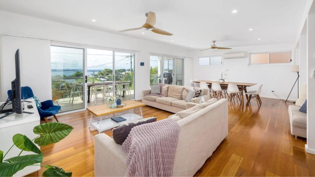 Embracing Dutchies, Nelson Bay