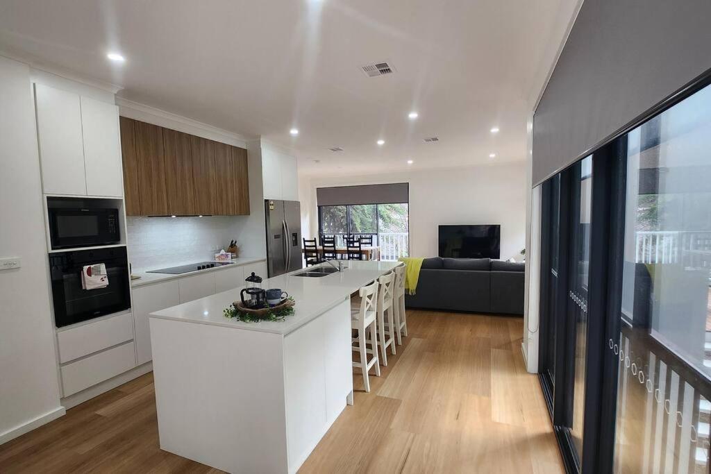 Spacious & Modern 4 Bedrooms, Tuggeranong