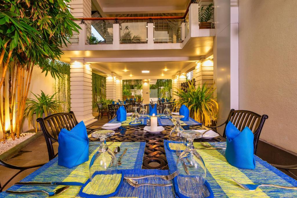 The Palace by Ocean의 새로 지어진 야외 수영장 모습