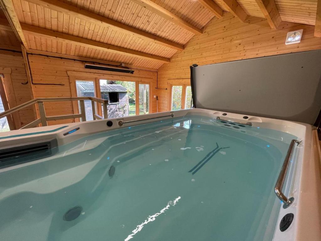 PEACEFUL entire property with luxury jacuzzi pool, Southend-on-Sea