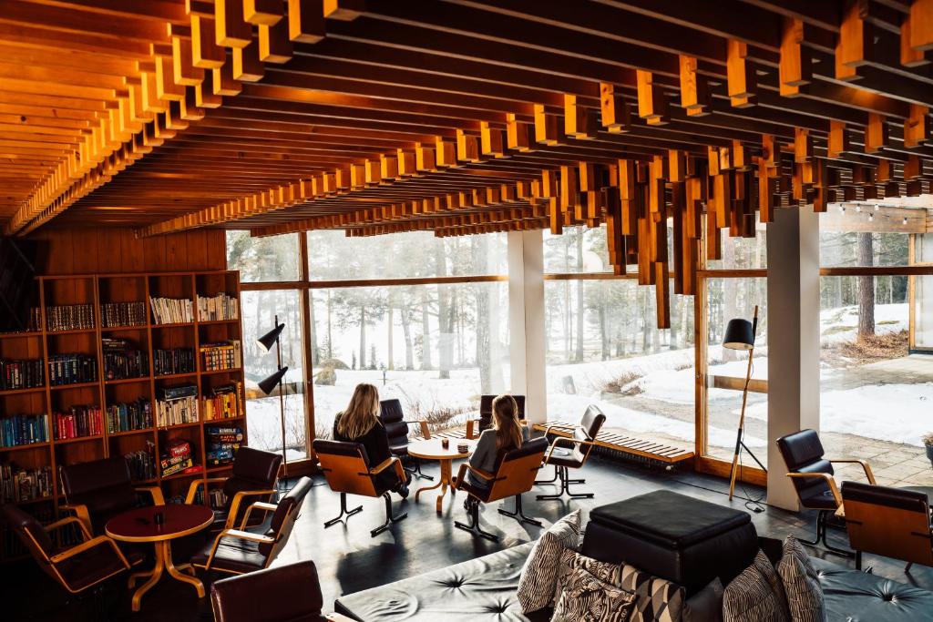 Shared lounge/TV area, Hotel Rantapuisto in Helsinki