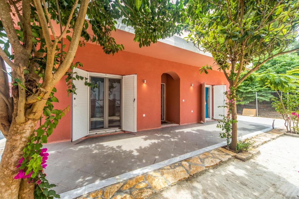 Corfu Seaside Cottage - Private Garden Retreat, Gouvia