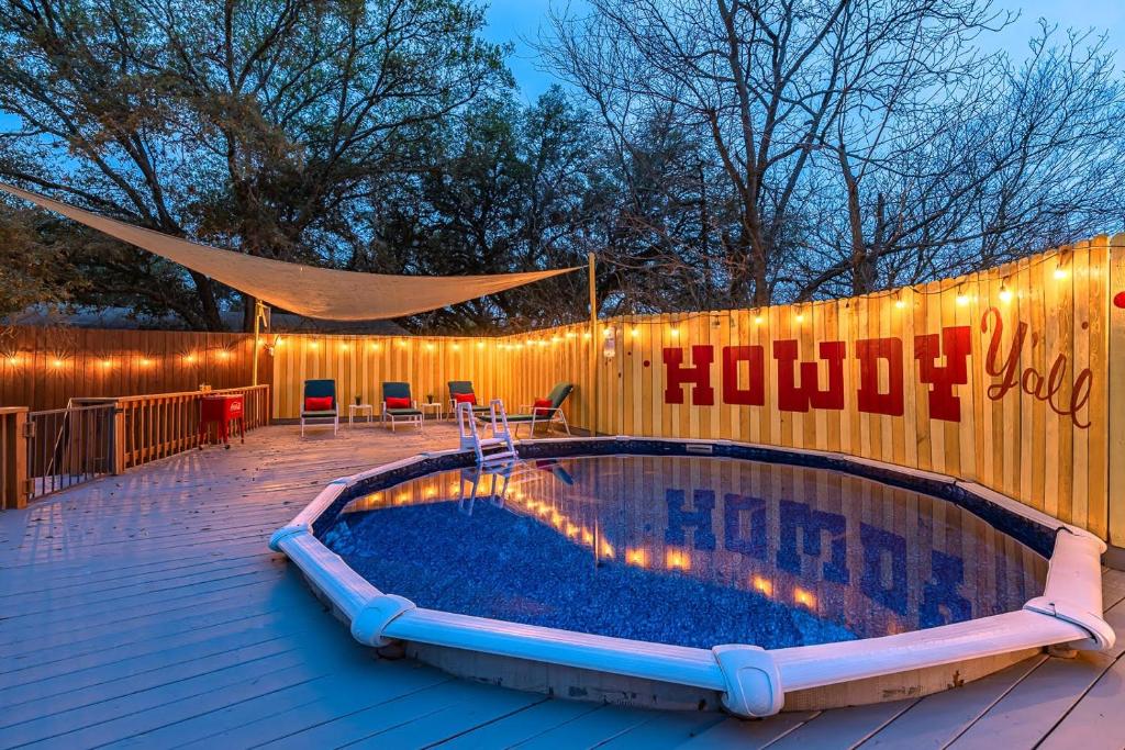 Pool Gameroom & Minigolf Enchanting Texas Home 전경
