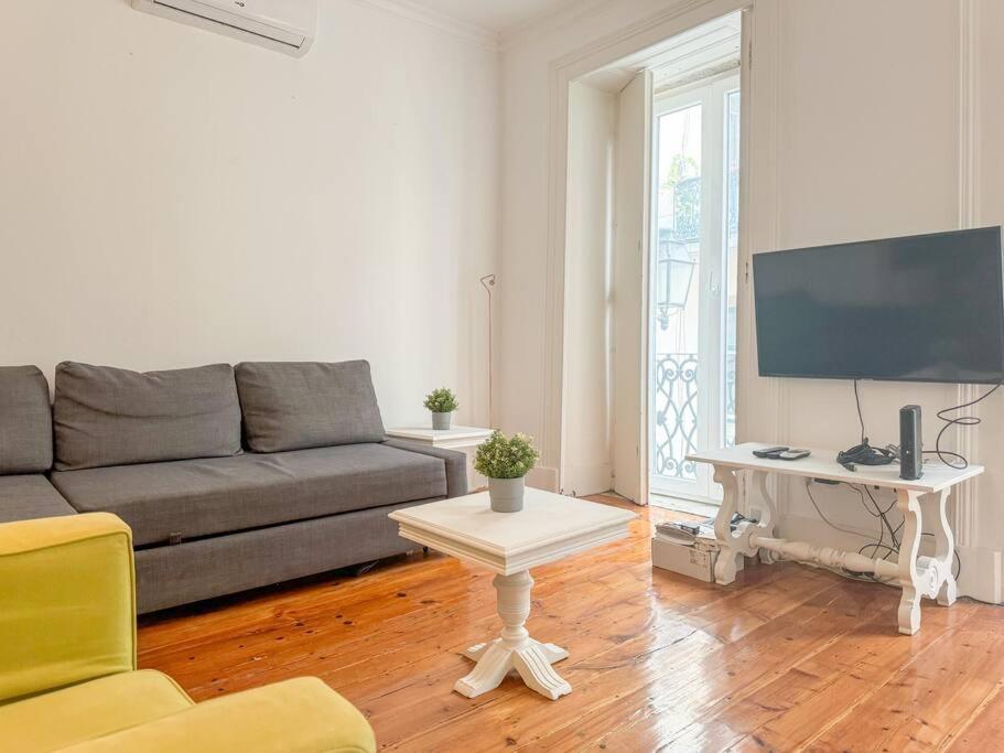 Home Mais Mouros, Lisbon