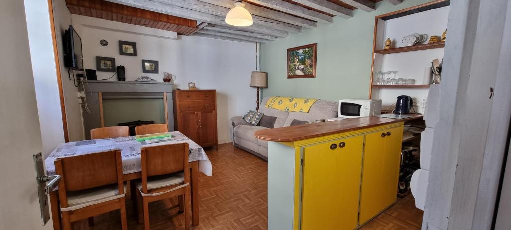 A little traditional French house - 2