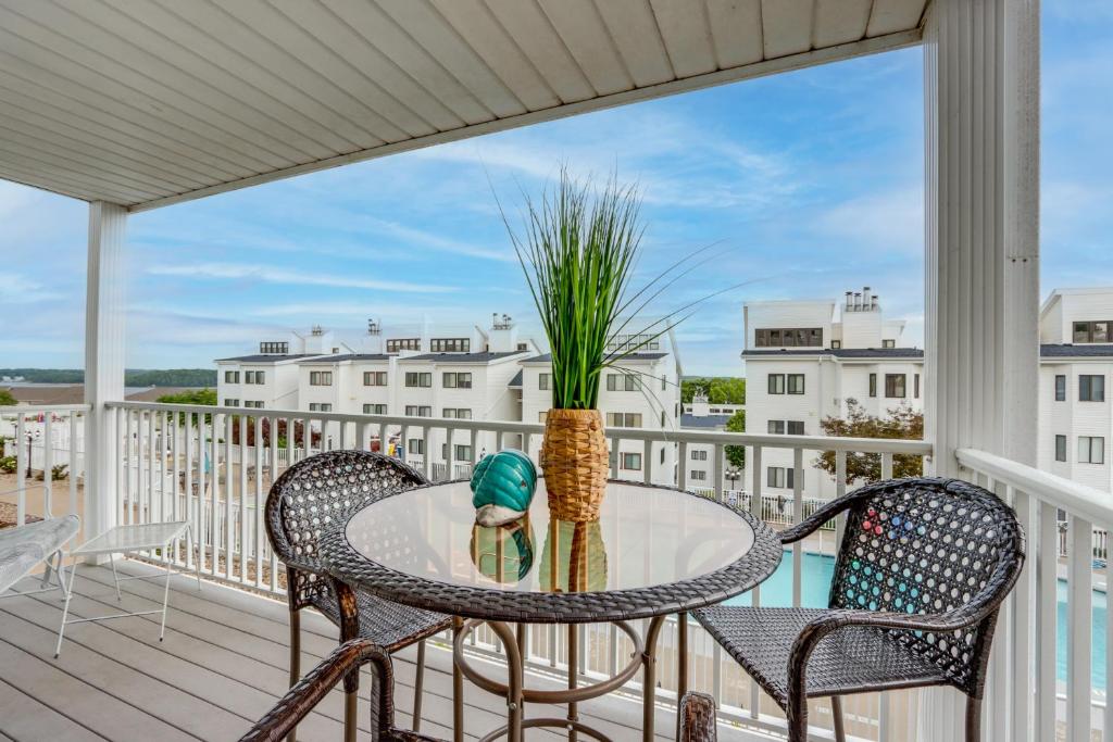 Walk to Shops and Lake Pool-View Osage Beach Unit, Osage Beach