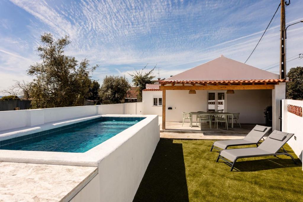 Country Pool House 27