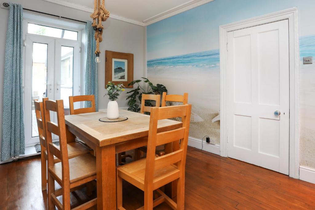 Victorian Home with Pet-Friendly Garden, Holyhead photo 4