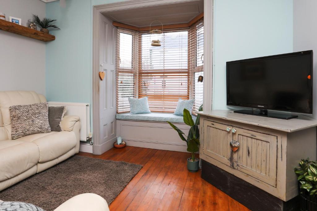 Victorian Home with Pet-Friendly Garden, Holyhead photo 2