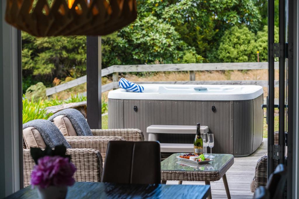 Hideaway at the Bay - with Hot Tub, Taupo