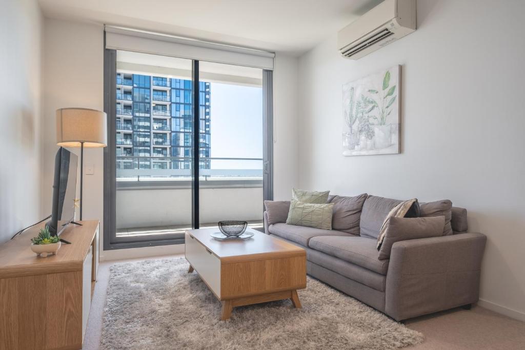 Panoramic Views 2br With Pool And Free Carpark, Melbourne