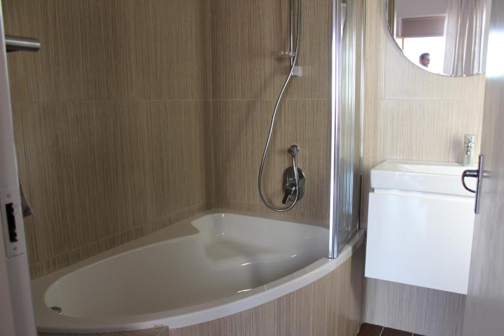 Travel Lodge photo