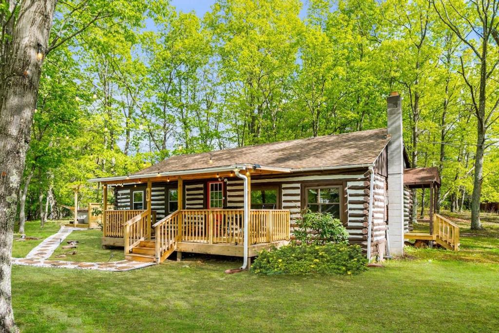 Modernized Log Cabin w Hot Tub Fire Pit & Views, Berkeley Springs