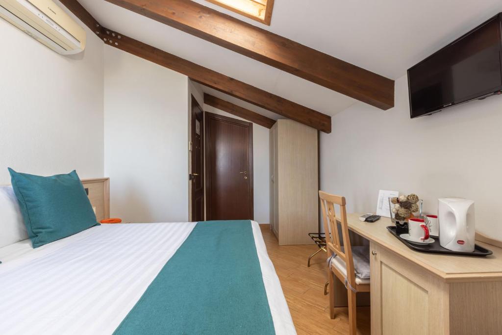 Klasszikus szoba kétszemélyes ággyal