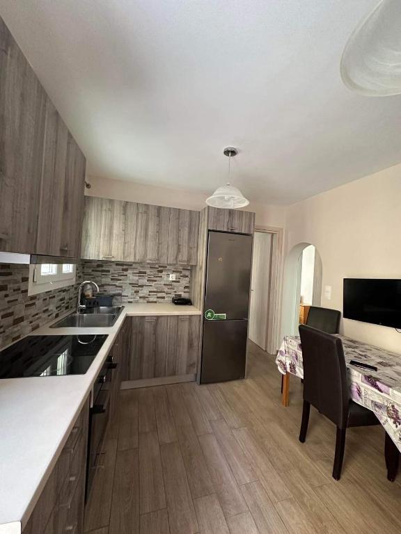 Ermoupoli Escape, Ermupoli