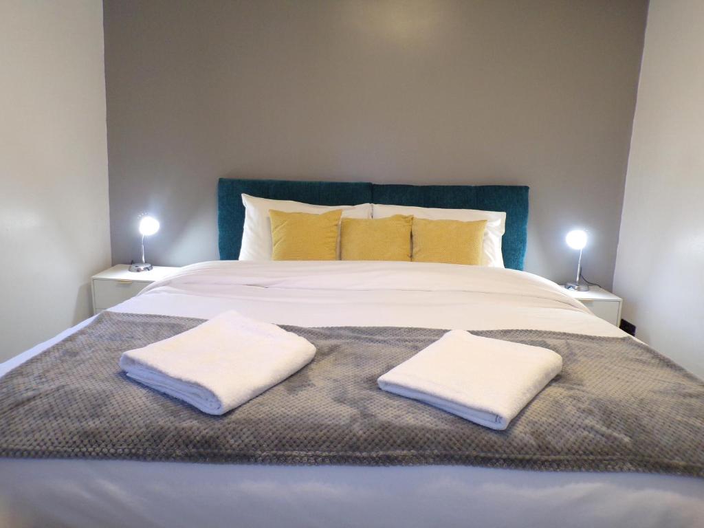 Hazelhurst House - 4 bedrooms 2 bathrooms, Stoke-on-Trent