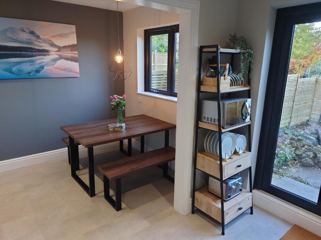 Newly Renovated 2-Bed Bungalow, Bath photo 8