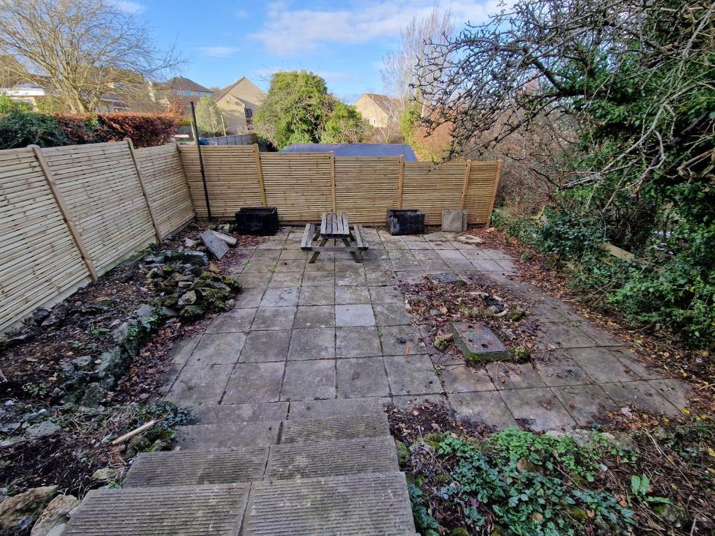 Newly Renovated 2-Bed Bungalow, Bath photo 5