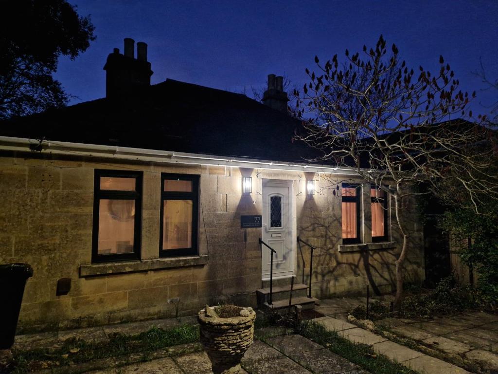 Newly Renovated 2-Bed Bungalow, Bath photo 7