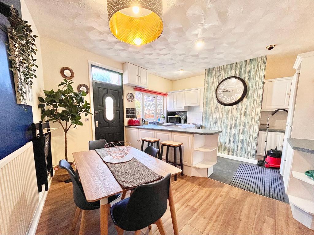 Summer Lane House-3 Bedrooms-Close to M1-Longer Stay-Free Parking